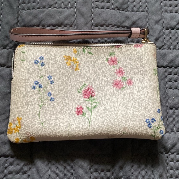 NWOT Coach Wristlet Wallet With Floral Print And Signature Logo White Pink - Picture 2 of 3